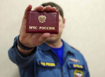 В Томске сотрудники МЧС спасли пенсионера из горящей квартиры