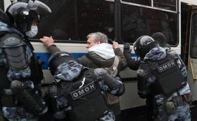 Адвокат Ахильгов: Задержанных людей на несанкционированном митинге в Москве вывозят в Подмосковье из-за нехватки мест
