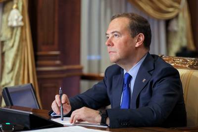 Медведев привился российской вакциной от коронавируса