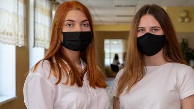 Эксперты назвали предварительный период отказа от масок в России