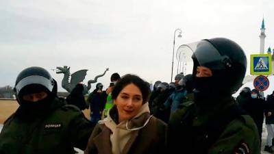 Народные гуляния в Казани 31 января, завершились массовым задержанием горожан, которых волокли в автозаки прямо от стен Кремля