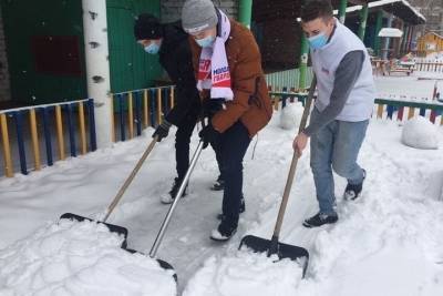Молодежь Йошкар-Олы расчистила от снега площадки детских садов