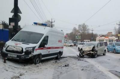 В Хабаровске на скользких рельсах попала в ДТП «скорая помощь»
