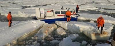 У берегов Сахалина идет операция по спасению 40 рыбаков, дрейфующих на льдине