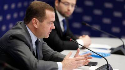 Медведев объяснил санкционную политику Трампа по отношению к России