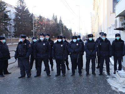 Полицейские, казаки и дружинники плотно оцепляли акцию в Кургане