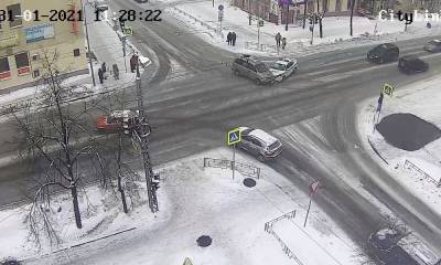 Автомобиль ДПС, гнавшийся за нарушителем, попал в ДТП в Петрозаводске