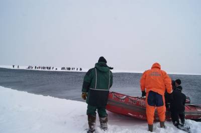 На Сахалине спасают 40 рыбаков, которые оторвались на льдине