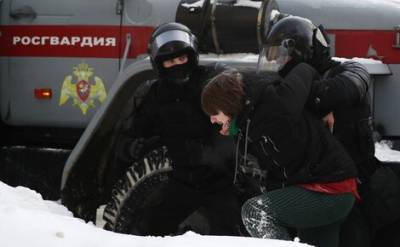 Число задержанных на акциях протеста в минувшее воскресенье в России, по данным правозащитников, выросло до 5300