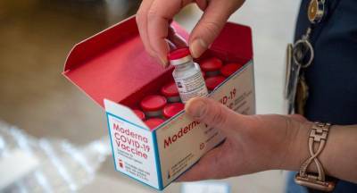 Литва получила вторую партию вакцины Moderna и ждет первую партию вакцины AstraZeneca