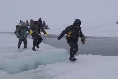 На Сахалине 40 рыбаков унесло в море на льдине