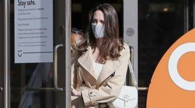 У Анджелины Джоли весна: актриса выгуливает идеальный плащ и самую желанную сумку Dior
