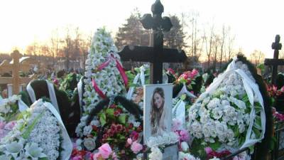 Могила Юлии Началовой утонула в цветах в день 40-летия певицы
