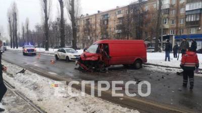 В Киеве микроавтобус врезался в фуру