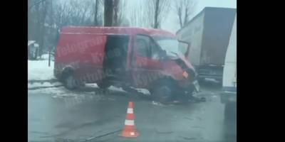 В Киеве на бульваре Вацлава Гавела произошла авария с пострадавшим, автомобиль вылетел на встречную, видео - ТЕЛЕГРАФ