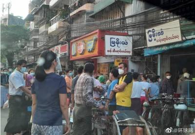 Военный переворот. Жители Мьянмы массово снимают наличные в банкоматах и скупают продукты. Фото