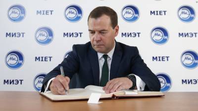 Медведев напомнил, что в России могут ввести четырехдневную рабочую неделю