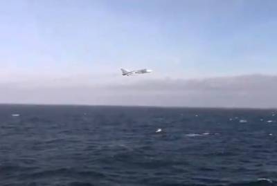 Российский самолет пролетел рядом с американским эсминцем в Черном море