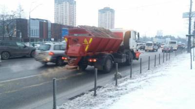 Киевские дороги засыпают солью и песком (ФОТО)