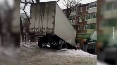 Видео из Сети. Во Владивостоке на скользкой дороге грузовик едва не влетел в окна дома