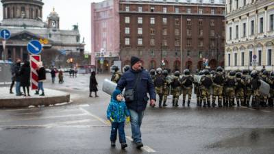 В Кремле прокомментировали нападения на силовиков на митингах