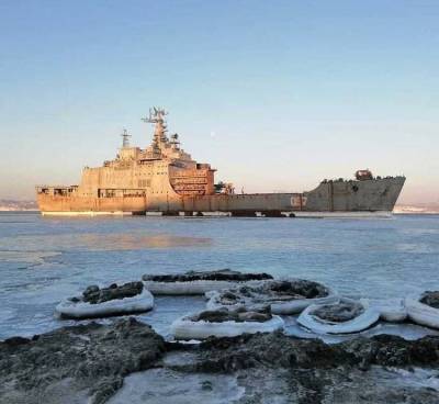 У России смыло в океан большой десантный корабль (фото)