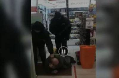 Били палкой и таскали по полу: в Житомире мужчина в магазине подвергся нападению