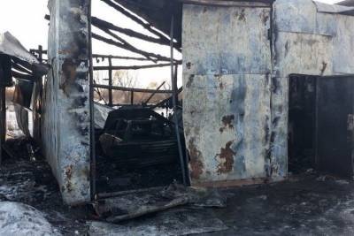Ночью в рязанском поселке сгорел гараж с машиной
