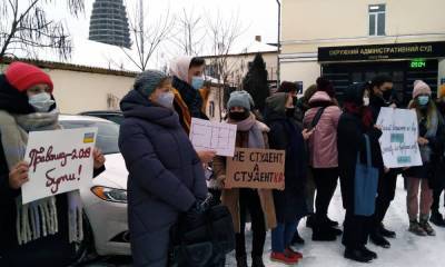 Студенты и преподаватели под ОАСК протестуют против отмены нового украинского правописания: фото