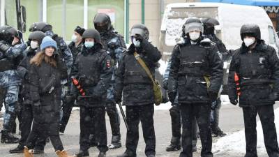 В Кремле назвали недопустимым насилие против силовиков на незаконных акциях