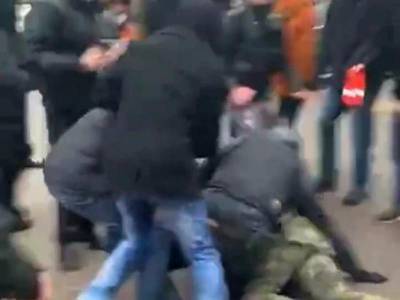 Драка толпы митингующих с полицейским попала на видео в Воронеже