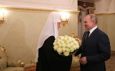 Путин подарил Патриарху Кириллу букет белых роз в честь годовщины интронизации