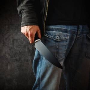 В Запорожье пьяный мужчина угрожал матери ножом