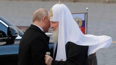 Патриарх Кирилл в годовщину своей интронизации получил от Путина букет белых роз