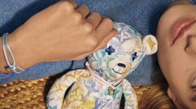 Дарите добро: Louis Vuitton выпустили плюшевого мишку и браслет в поддержку UNICEF