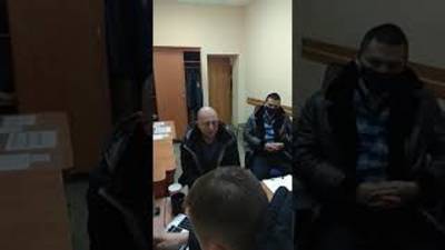 Кинул на пол. Появились кадры допроса истязателя несовершеннолетних в Омске