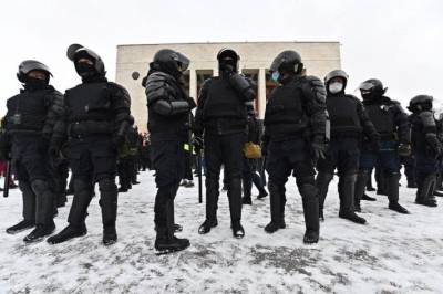 Песков назвал недопустимым насилие против полицейских