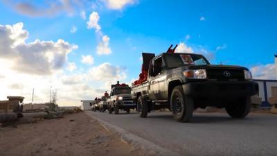 Батальон ЛНА задержал колонну грузовиков с контрабандным топливом на пути в Чад