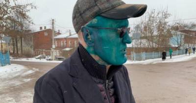 Бывшего мэра Боровичей облили зеленкой на улице