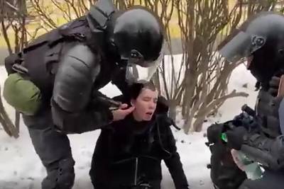 Бойцы ОМОНа спасли девушку, потерявшую сознание на митинге в Петербурге