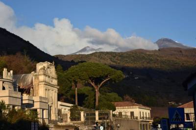 Облако из лавы и пепла: Извержение вулкана Этна на острове Сицилия попало на видео