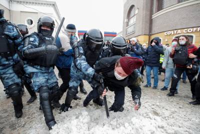Тысячи задержанных: как прошел второй день протестов в поддержку Навального в России