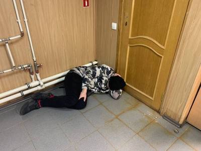 В одном из отделов полиции Петербурга задержанным на митинге пришлось спать на полу