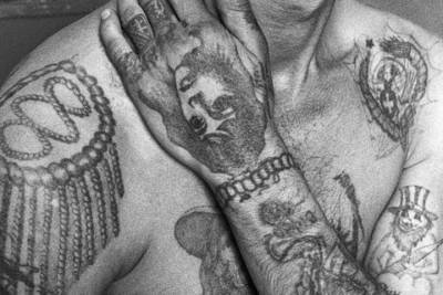 Мужчину из Тверской области приговорили к штрафу за то, что он показал сокамерникам татуировку