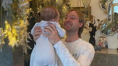 «Самый счастливый папа»: Плющенко нежно целует младшего сынишку — видео