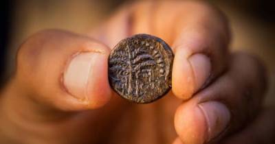 В Иерусалиме обнаружена древняя монета с надписью "Второй год свободы Израиля"