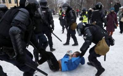 Отделы полиции в Москве и Петербурге оказались переполненными после задержаний на воскресных акциях протеста