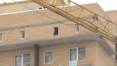 Вести. В Перми на многоэтажный дом упал строительный кран
