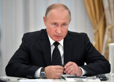 Путин распорядился усложнить жизнь в России для Facebook и Twitter