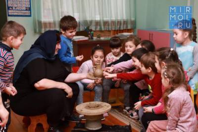 Более 20 дагестанских детей приняли участие в мастер-классе по балхарской керамике